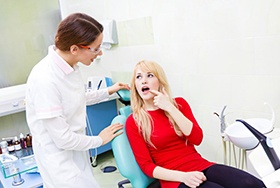 Woman describing her symptoms to her dentist